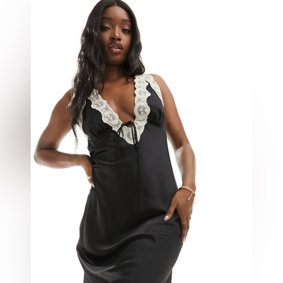 Abercrombie & Fitch contrast lace midi slip dress in black - Picture 2 of 11